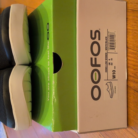 OOFOS OOMG Low Women Black and White Slip-On Recovery Sneakers W 10/41 - Picture 3 of 10